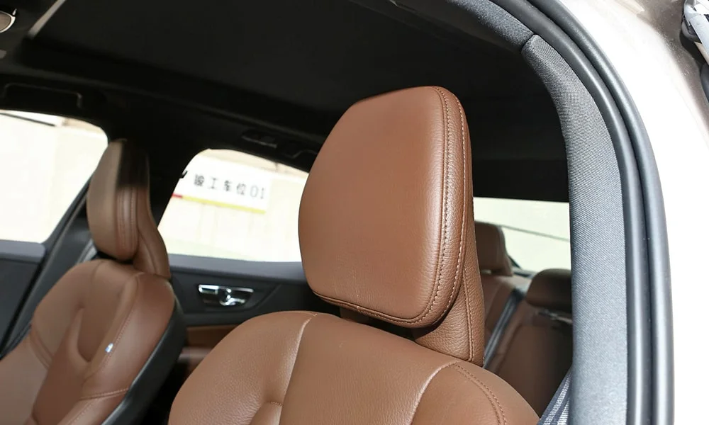 Фото Volvo S60 (2024) — интерьер, фото 8. Общий план салона: архитектура панели, консоль и кресла Volvo S60 (2024) — интерьер, фото 8