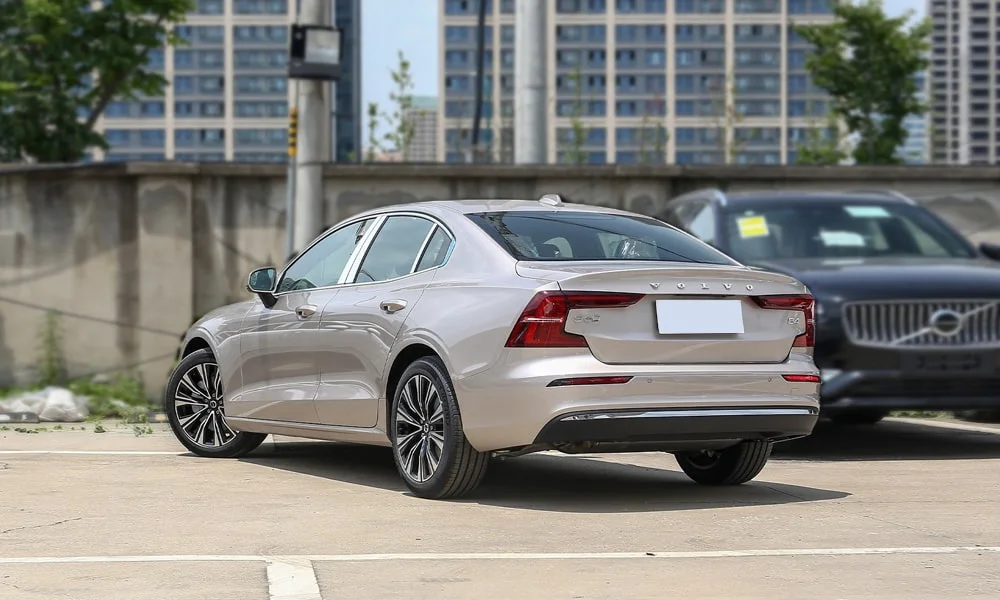 Фото Volvo S60 (2024) — вид сзади, фото 3. Графика фонарей, бампер и оформление пятой двери Volvo S60 (2024) — вид сзади, фото 3