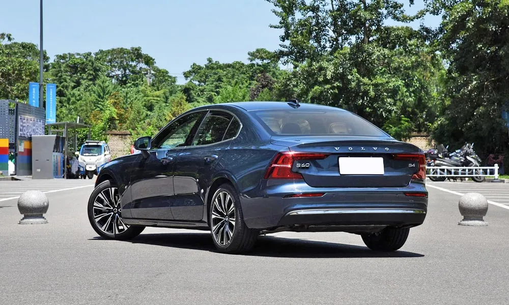 Фото Volvo S60 (2024) — вид сзади, фото 5. Синий кузов сзади — фонари и бампер определяют ночной образ модели. Насадки выхлопа или их имитация внизу бампера различают версии Volvo S60 (2024) — вид сзади, фото 5