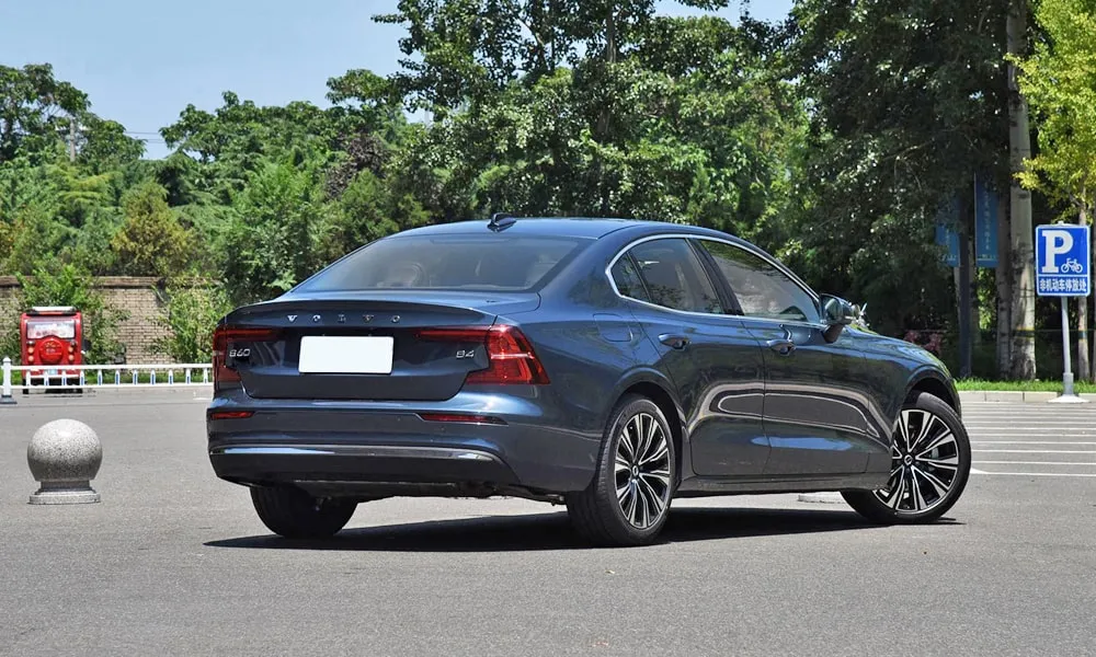 Фото Volvo S60 (2024) — вид сзади, фото 6. Корма в сером цвете: графика фонарей и пластика пятой двери. Насадки выхлопа или их имитация внизу бампера различают версии Volvo S60 (2024) — вид сзади, фото 6