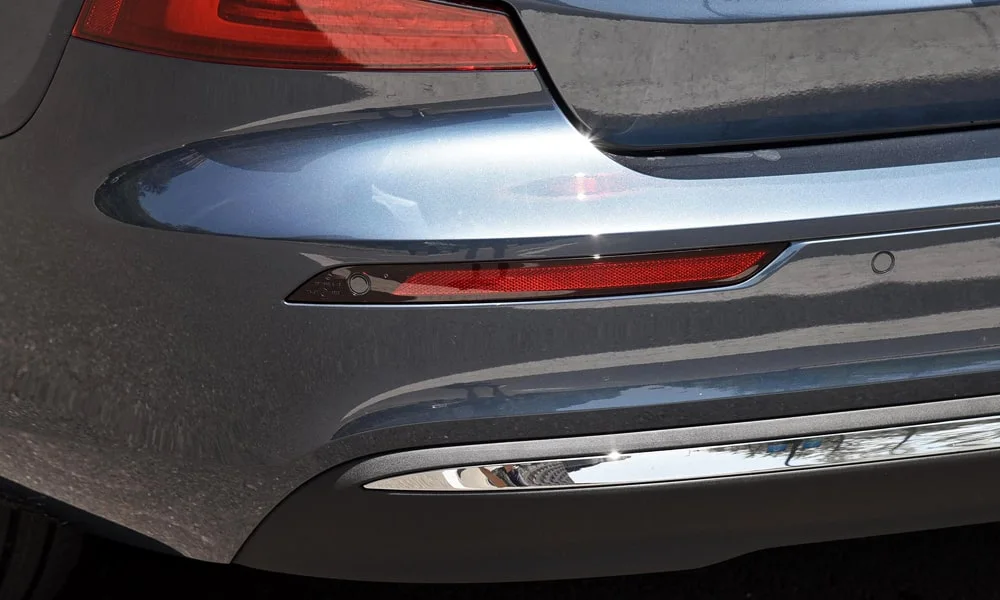 Фото Volvo S60 (2024) — вид сзади, фото 7. Серый кузов сзади — фонари и бампер определяют ночной образ модели. Насадки выхлопа или их имитация внизу бампера различают версии Volvo S60 (2024) — вид сзади, фото 7
