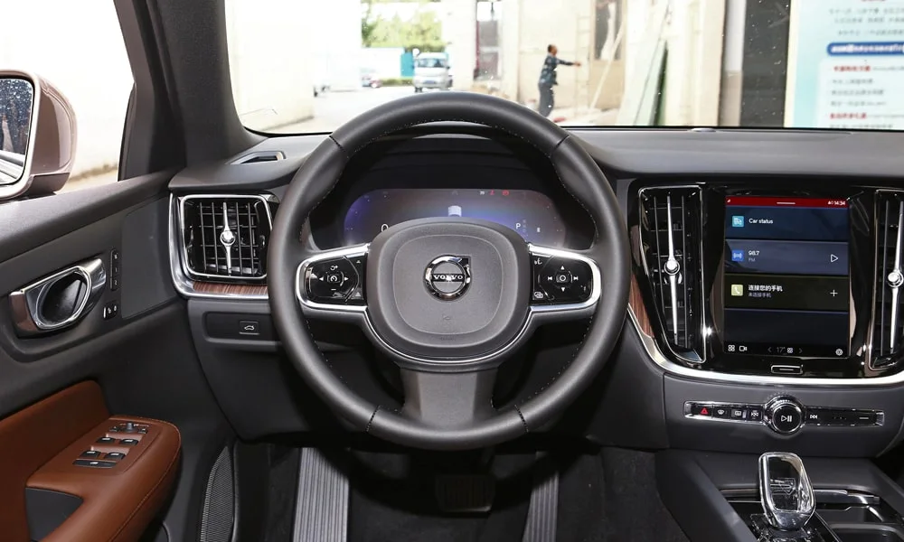 Фото Volvo S60 (2024) — руль. Обшивка обода и компоновка спиц крупным планом. Правильная посадка: руки на «9 и 3», приборы читаются поверх обода Volvo S60 (2024) — руль