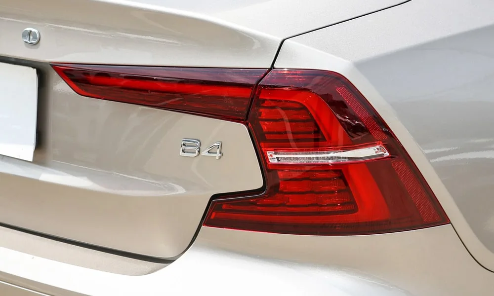 Фото Volvo S60 (2024) — задние фонари. Графика секций крупным планом — ночная подпись модели. Динамические поворотники с бегущей индикацией встречаются в старших комплектациях Volvo S60 (2024) — задние фонари