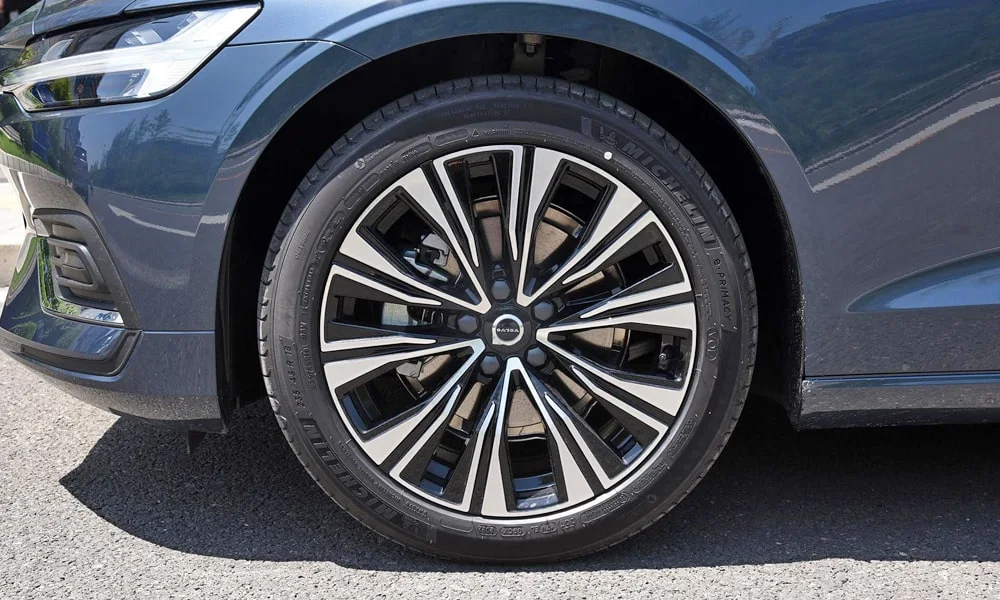 Фото Volvo S60 (2024) — колесо и диск. Дизайн спиц и профиль резины крупным планом. Индекс скорости и нагрузки читается на боковине шины Volvo S60 (2024) — колесо и диск