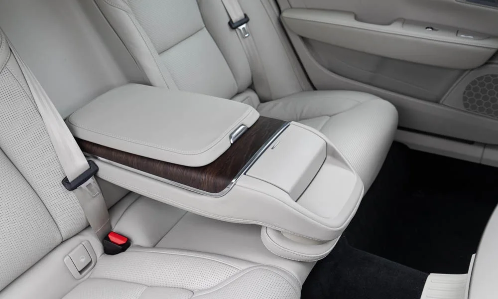 Фото Volvo S90 — центральный подлокотник. Подлокотник консоли: зона отдыха правой руки и крышка бокса Volvo S90 — центральный подлокотник
