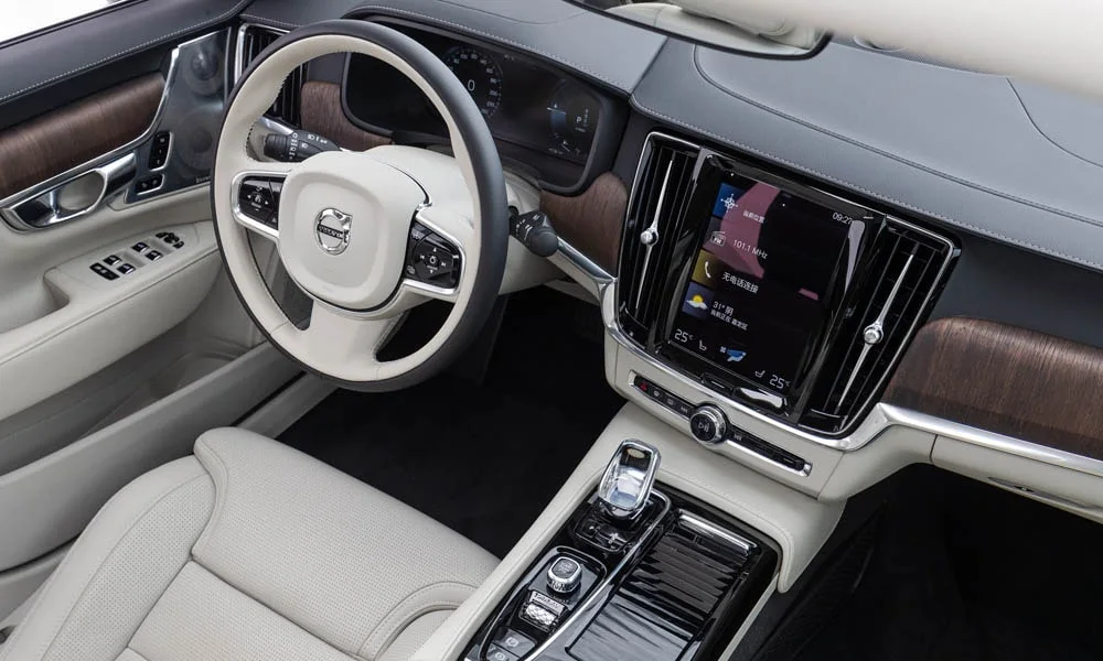 Фото Volvo S90 — передняя панель, фото 2. Передняя панель в светлой бежевой отделке: расположение экранов и дефлекторов Volvo S90 — передняя панель, фото 2
