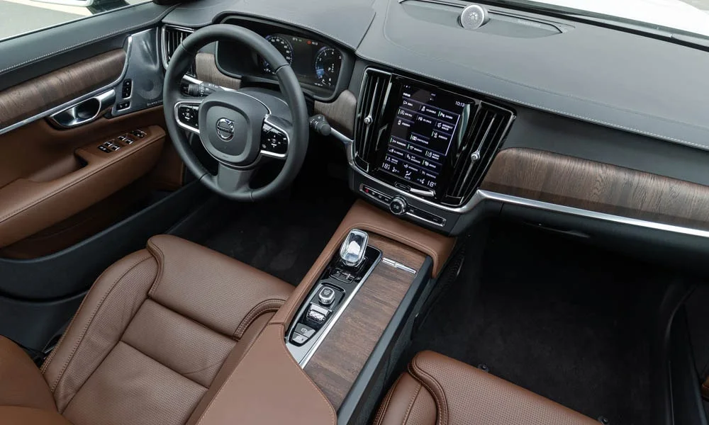 Фото Volvo S90 — передняя панель, фото 3. Передняя панель в коричневой отделке: расположение экранов и дефлекторов. Мягкие материалы верхнего яруса и вставки задают уровень интерьера Volvo S90 — передняя панель, фото 3