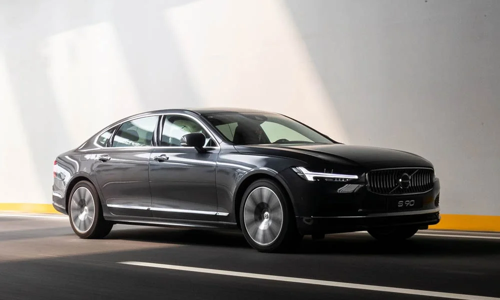 Фото Volvo S90 — вид спереди, фото 5. Чёрный кузов, строгая симметрия оптики — базовый ракурс знакомства с дизайном Volvo S90 — вид спереди, фото 5