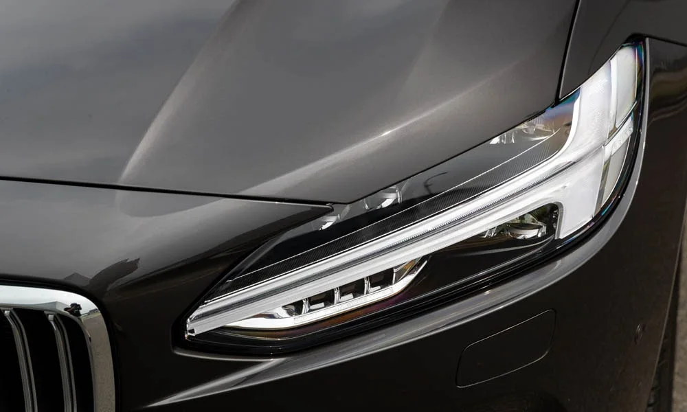Фото Volvo S90 — вид спереди, фото 7. Передок в чёрном исполнении — крупная светотехника и выразительный бампер Volvo S90 — вид спереди, фото 7