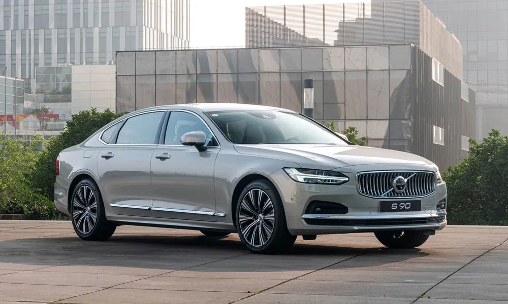 Фото Volvo S90 — вид спереди, фото 8. Серебристый кузов, строгая симметрия оптики — базовый ракурс знакомства с дизайном Volvo S90 — вид спереди, фото 8