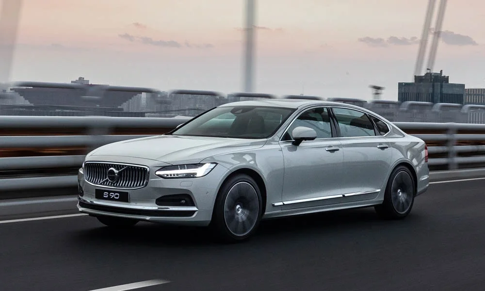 Фото Volvo S90 — вид спереди, фото 10. Серебристый кузов, строгая симметрия оптики — базовый ракурс знакомства с дизайном Volvo S90 — вид спереди, фото 10