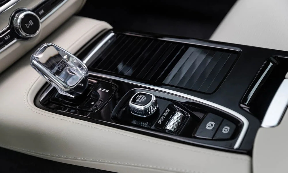 Фото Volvo S90 — селектор коробки передач. Селектор трансмиссии на центральной консоли Volvo S90 — селектор коробки передач