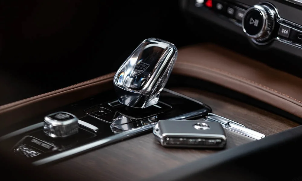 Фото Volvo S90 — селектор коробки передач, фото 2. Управление коробкой: компактный селектор освобождает место на тоннеле Volvo S90 — селектор коробки передач, фото 2