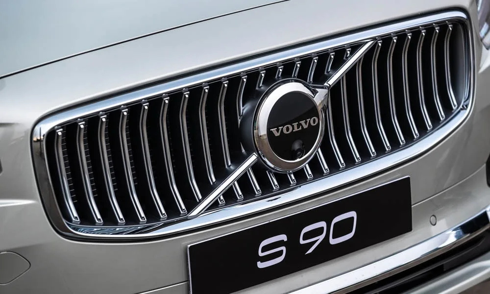 Фото Volvo S90 — решётка радиатора. Рисунок решётки: сетка, ламели или глухая панель у электроверсий. За решёткой у многих комплектаций стоит радар адаптивного круиз-контроля Volvo S90 — решётка радиатора