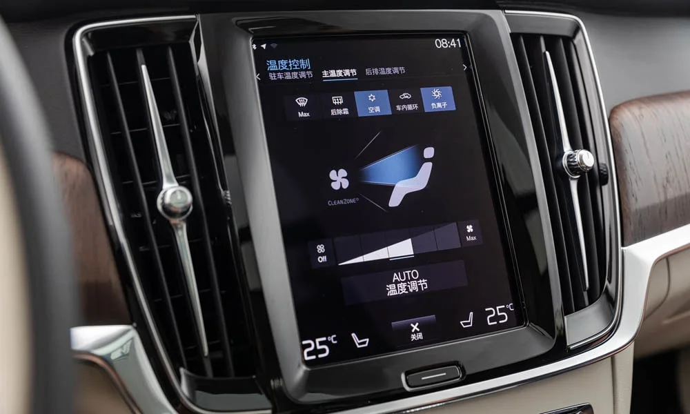Фото Volvo S90 — интерьер. Общий план салона: архитектура панели, консоль и кресла. Уровень отделки читается по стыкам панелей и мягким поверхностям в зонах касания Volvo S90 — интерьер