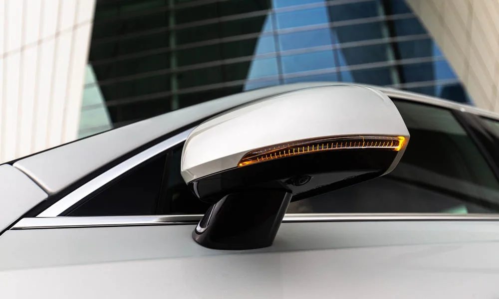 Фото Volvo S90 — наружное зеркало. Корпус зеркала в цвет кузова или контрастный чёрный — зависит от комплектации Volvo S90 — наружное зеркало