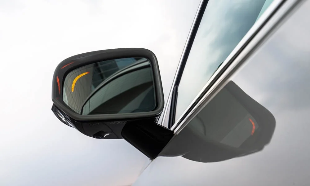 Фото Volvo S90 — наружное зеркало, фото 2. Корпус с повторителем поворота; у ряда версий здесь же камера кругового обзора Volvo S90 — наружное зеркало, фото 2
