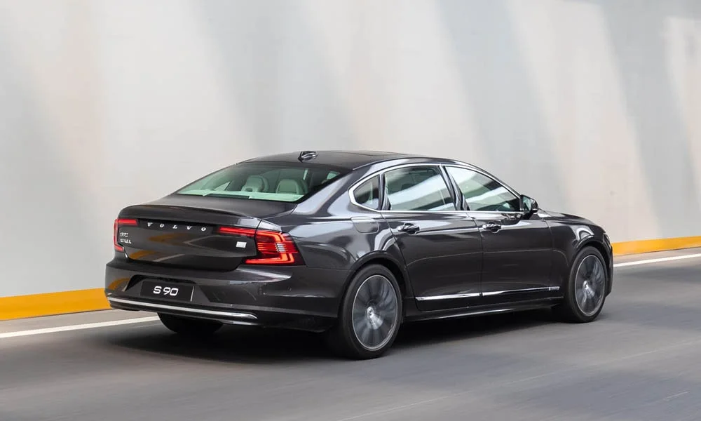 Фото Volvo S90 — вид сзади, фото 2. Графика фонарей, бампер и оформление пятой двери. Насадки выхлопа или их имитация внизу бампера различают версии Volvo S90 — вид сзади, фото 2