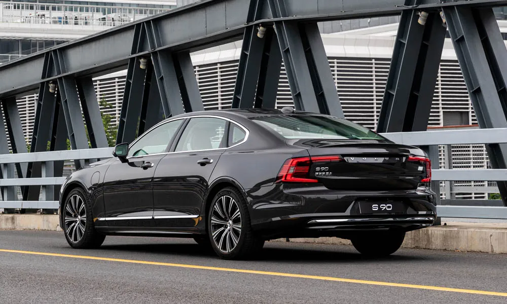 Фото Volvo S90 — вид сзади, фото 3. Графика фонарей, бампер и оформление пятой двери Volvo S90 — вид сзади, фото 3