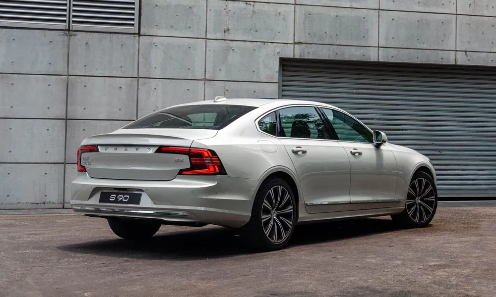 Фото Volvo S90 — вид сзади, фото 4. Линия крыши, стойки и задняя дверь в серебристом исполнении Volvo S90 — вид сзади, фото 4