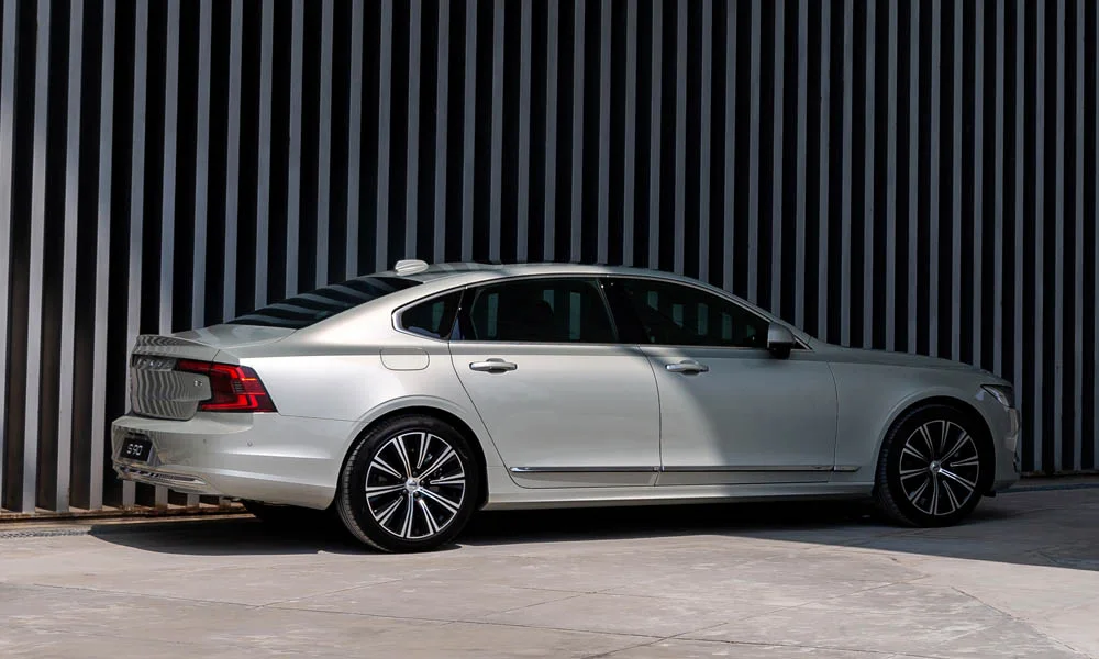 Фото Volvo S90 — вид сзади, фото 5. Корма в серебристом цвете: графика фонарей и пластика пятой двери Volvo S90 — вид сзади, фото 5