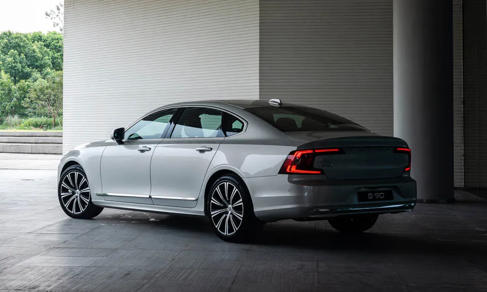 Фото Volvo S90 — вид сзади, фото 6. Графика фонарей, бампер и оформление пятой двери Volvo S90 — вид сзади, фото 6
