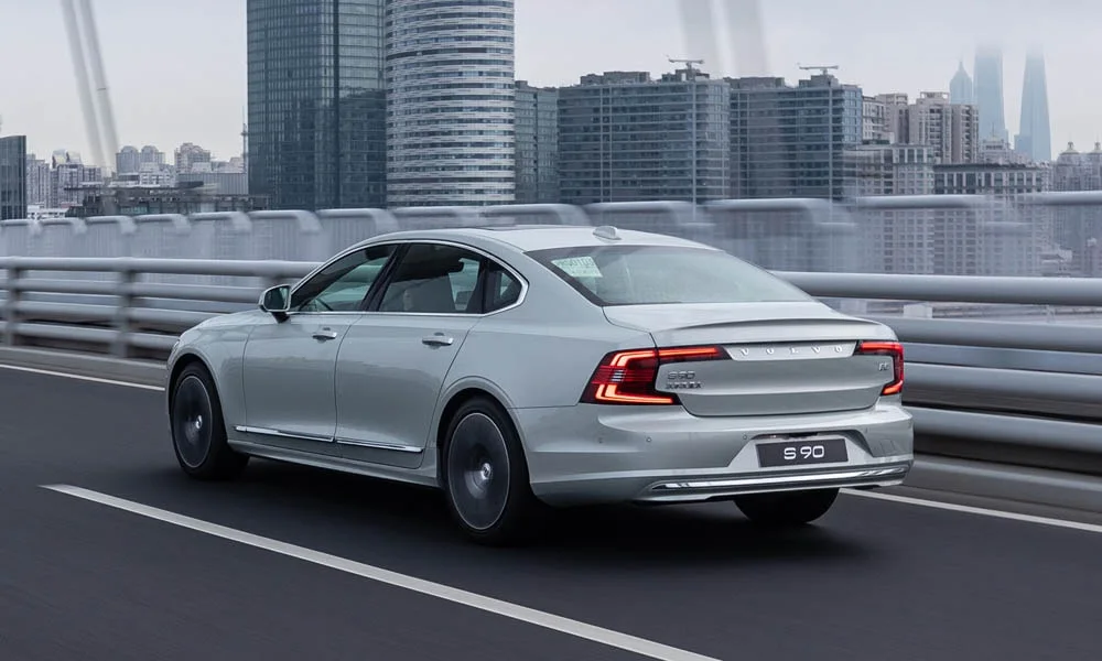 Фото Volvo S90 — вид сзади, фото 7. Графика фонарей, бампер и оформление пятой двери Volvo S90 — вид сзади, фото 7