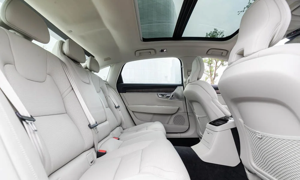 Фото Volvo S90 — задние сиденья. Посадка второго ряда: подголовники и подлокотник Volvo S90 — задние сиденья