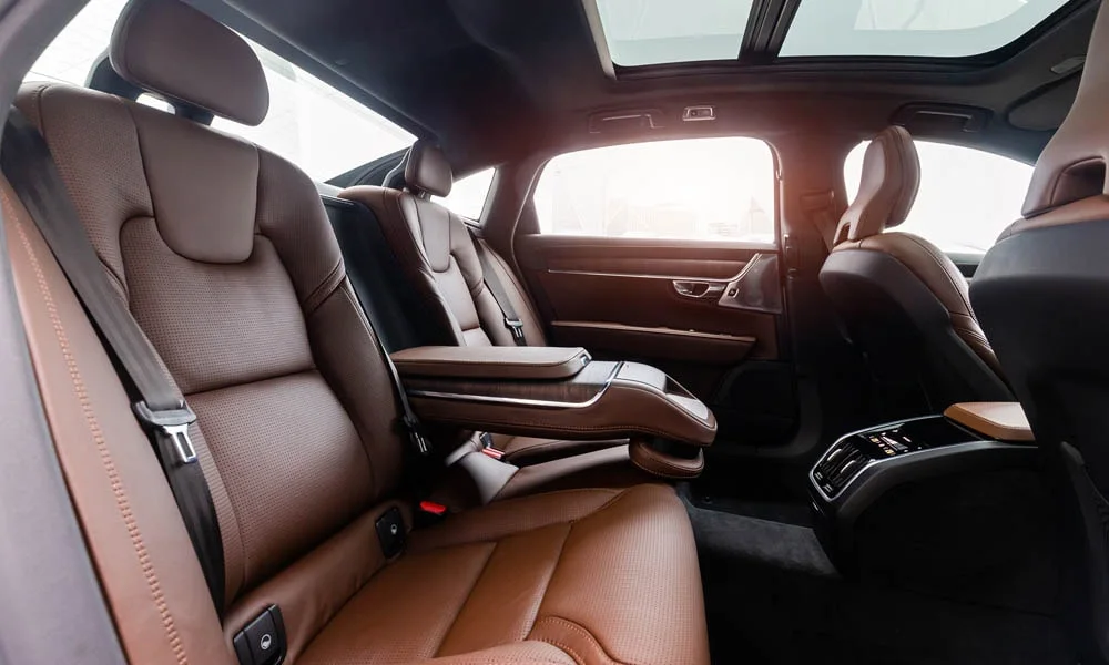 Фото Volvo S90 — задние сиденья, фото 2. Посадка второго ряда: подголовники и подлокотник. Плоский пол упрощает посадку втроём Volvo S90 — задние сиденья, фото 2