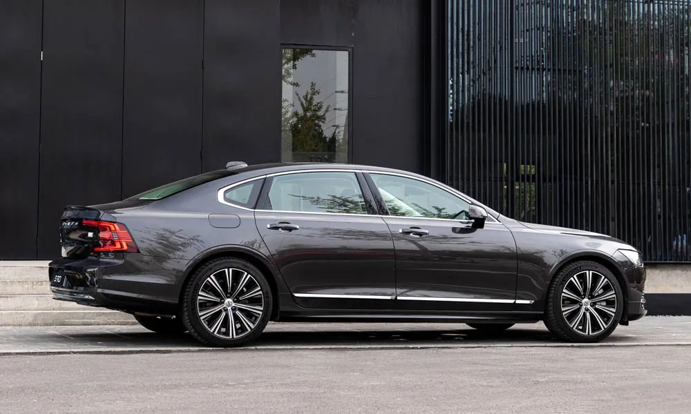 Volvo S90 — вид сбоку