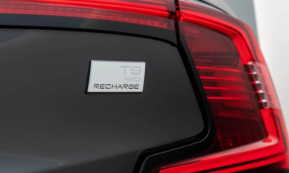 Фото Volvo S90 — задние фонари. Графика секций крупным планом — ночная подпись модели Volvo S90 — задние фонари