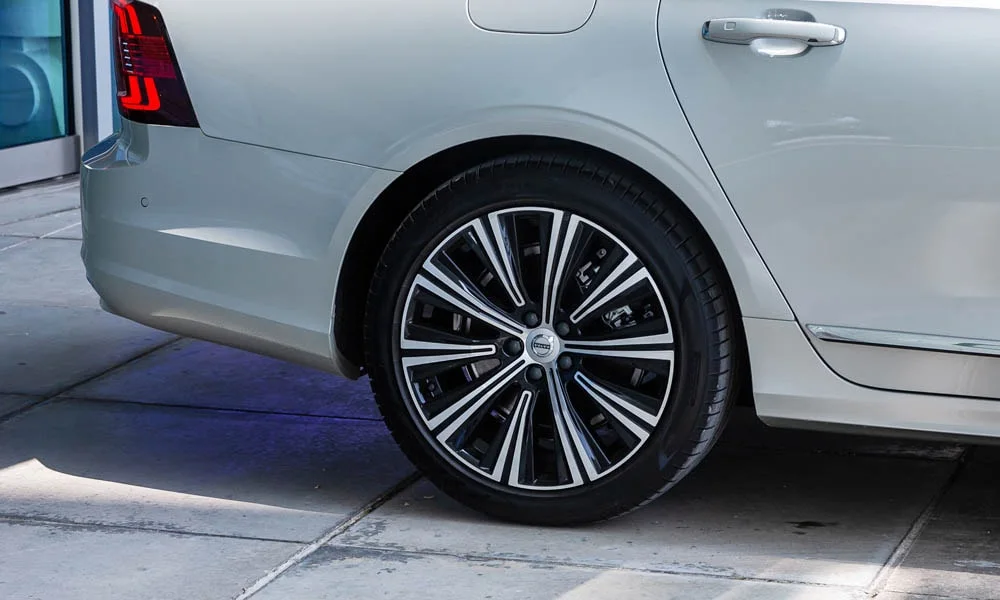Фото Volvo S90 — колесо и диск. Дизайн спиц и профиль резины крупным планом. При подборе зимнего комплекта сохраняйте наружный диаметр колеса Volvo S90 — колесо и диск
