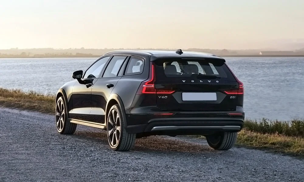 Volvo V60 Cross Country (2024) — вид сзади, фото 3