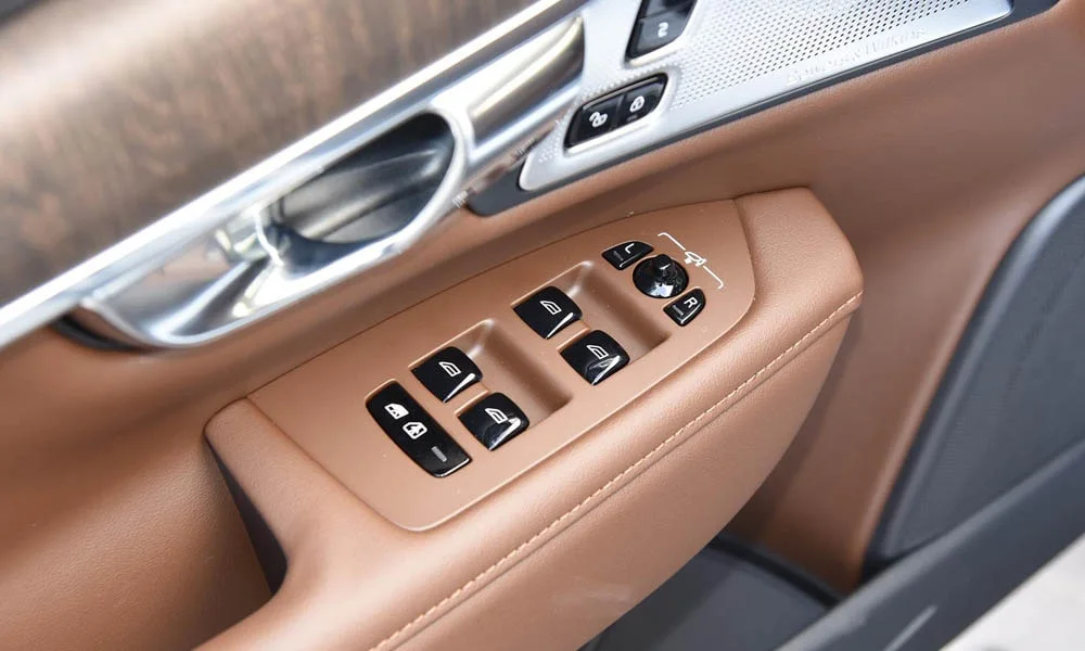 Фото Volvo V90 Cross Country — кнопки управления. Блок клавиш управления крупным планом. Физические клавиши быстрее сенсорных меню — важно в движении Volvo V90 Cross Country — кнопки управления
