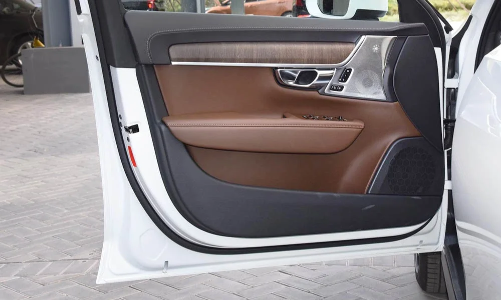 Фото Volvo V90 Cross Country — дверная карта, фото 2. Дверная карта в коричневой отделке: подлокотник, динамик и блок стеклоподъёмников. Мягкая вставка в зоне локтя — то, что чувствуешь каждый день Volvo V90 Cross Country — дверная карта, фото 2