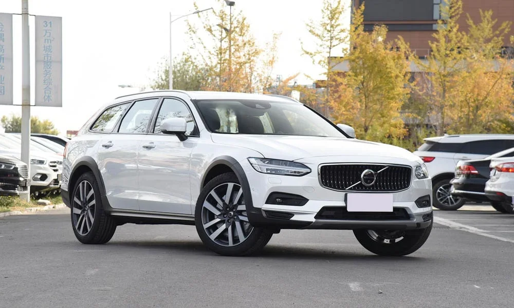Фото Volvo V90 Cross Country — вид спереди, фото 3. Передок в белом исполнении — крупная светотехника и выразительный бампер. Рисунок ходовых огней — подпись модели, по нему её узнают в потоке Volvo V90 Cross Country — вид спереди, фото 3