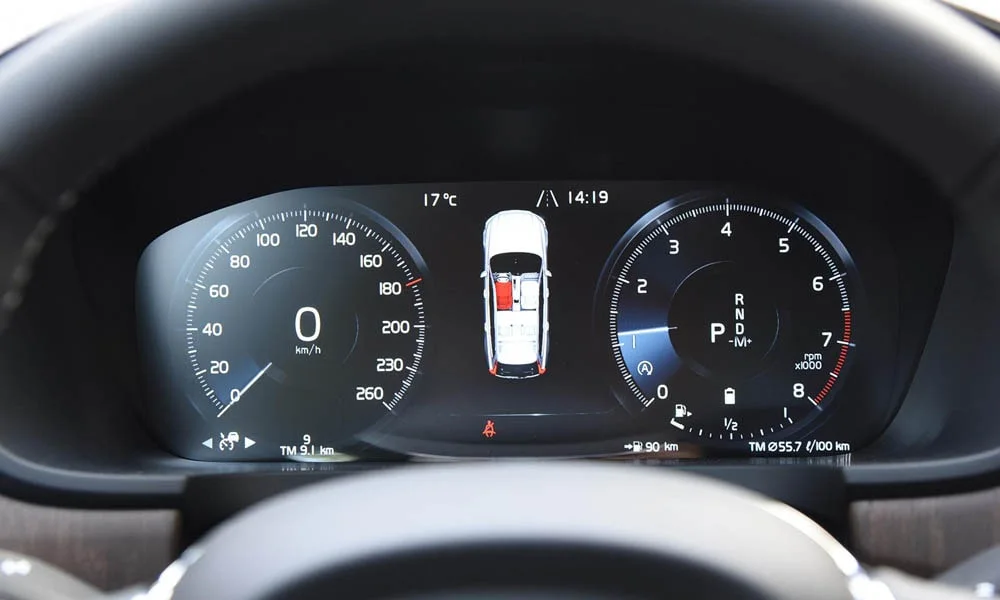 Фото Volvo V90 Cross Country — приборная панель. Экран приборов за рулём — вся ходовая информация перед глазами Volvo V90 Cross Country — приборная панель