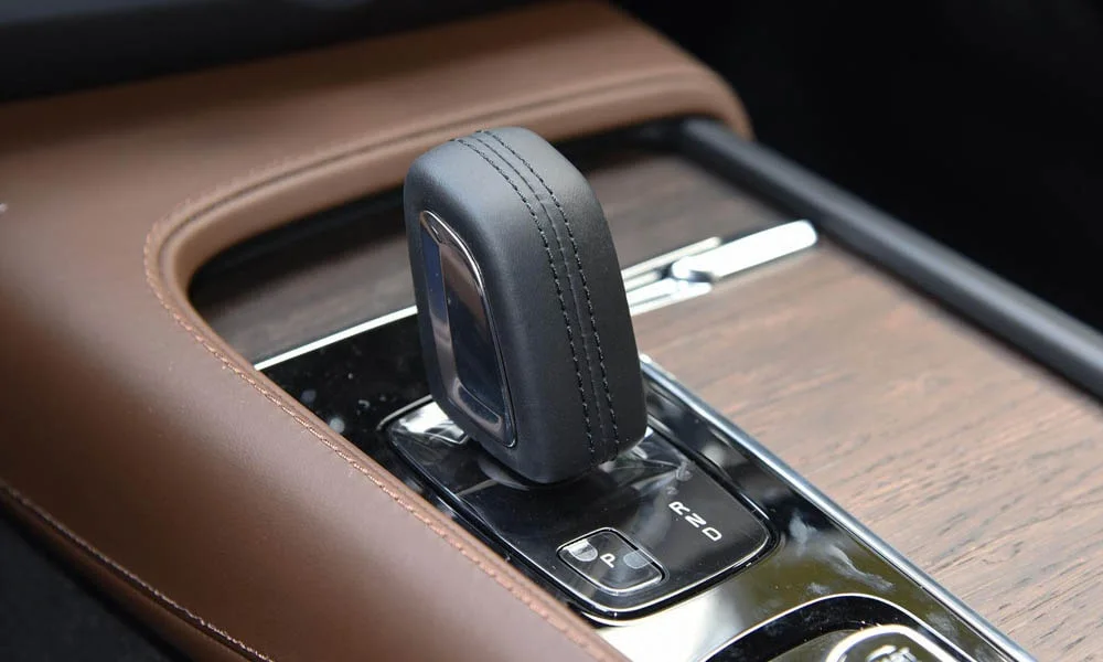 Фото Volvo V90 Cross Country — селектор коробки передач. Управление коробкой: компактный селектор освобождает место на тоннеле. Режимы движения и электронный ручник собраны рядом с селектором Volvo V90 Cross Country — селектор коробки передач