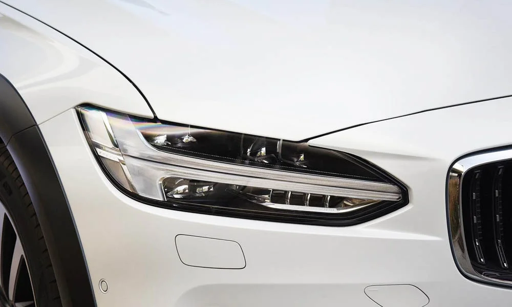 Фото Volvo V90 Cross Country — передняя оптика. Линзы и секции ходовых огней крупным планом Volvo V90 Cross Country — передняя оптика