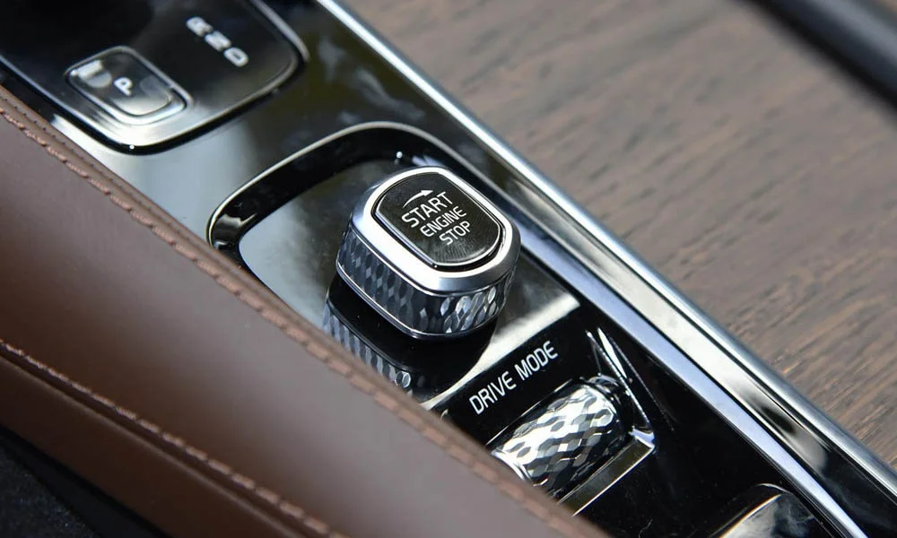 Фото Volvo V90 Cross Country — интерьер. Общий план салона: архитектура панели, консоль и кресла Volvo V90 Cross Country — интерьер