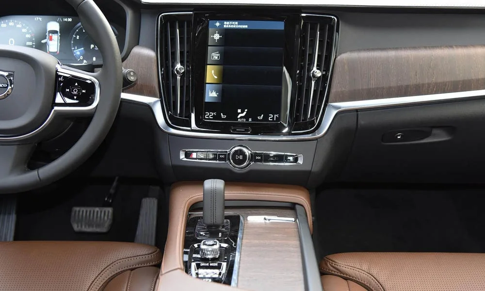 Фото Volvo V90 Cross Country — интерьер, фото 2. Общий план салона: архитектура панели, консоль и кресла. Уровень отделки читается по стыкам панелей и мягким поверхностям в зонах касания Volvo V90 Cross Country — интерьер, фото 2