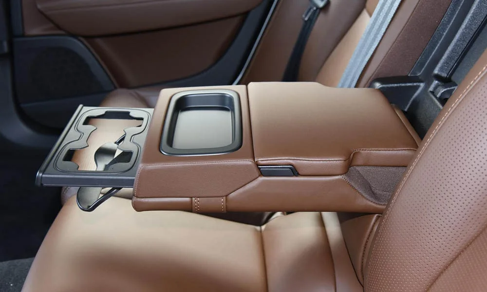 Фото Volvo V90 Cross Country — интерьер, фото 4. Общий план салона: архитектура панели, консоль и кресла. Светлая гамма зрительно расширяет салон, тёмная — практичнее в уходе Volvo V90 Cross Country — интерьер, фото 4