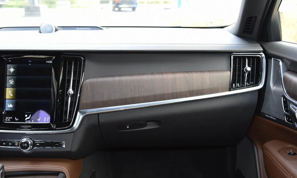 Фото Volvo V90 Cross Country — интерьер, фото 5. Общий план салона: архитектура панели, консоль и кресла. Светлая гамма зрительно расширяет салон, тёмная — практичнее в уходе Volvo V90 Cross Country — интерьер, фото 5
