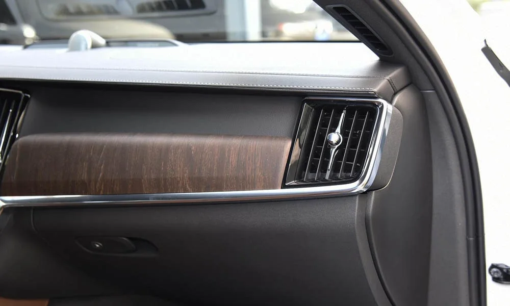 Фото Volvo V90 Cross Country — интерьер, фото 7. Общий план салона: архитектура панели, консоль и кресла Volvo V90 Cross Country — интерьер, фото 7