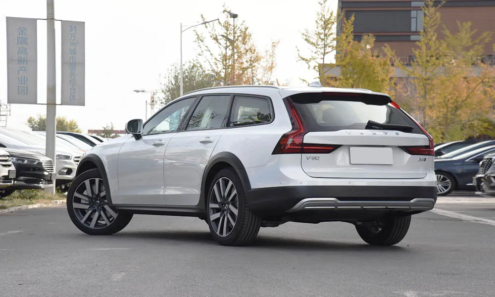 Фото Volvo V90 Cross Country — вид сзади, фото 4. Графика фонарей, бампер и оформление пятой двери. Светодиодная полоса или раздельные секции — задняя оптика стала главным украшением кормы Volvo V90 Cross Country — вид сзади, фото 4