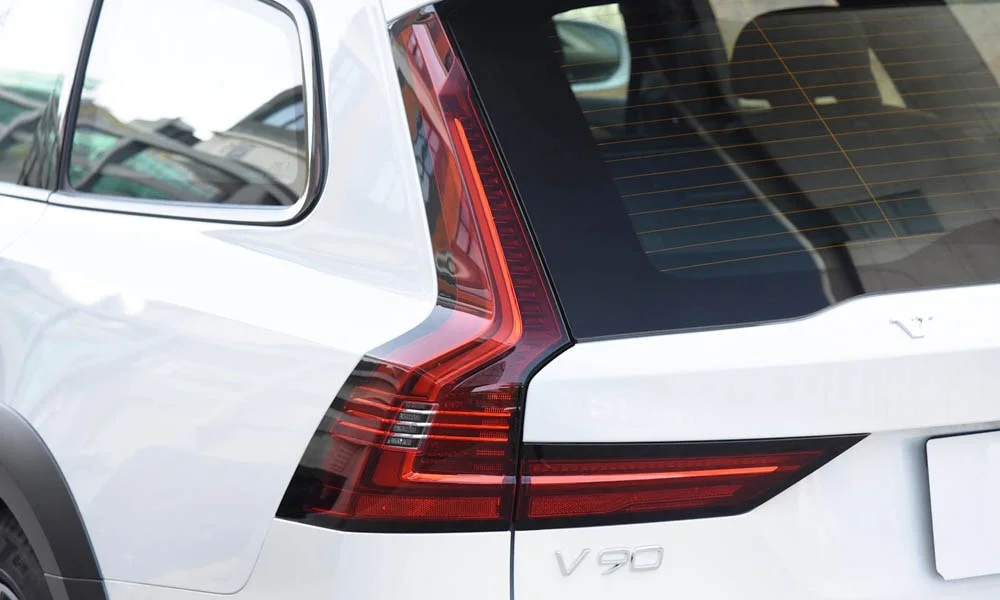 Фото Volvo V90 Cross Country — вид сзади, фото 5. Графика фонарей, бампер и оформление пятой двери Volvo V90 Cross Country — вид сзади, фото 5