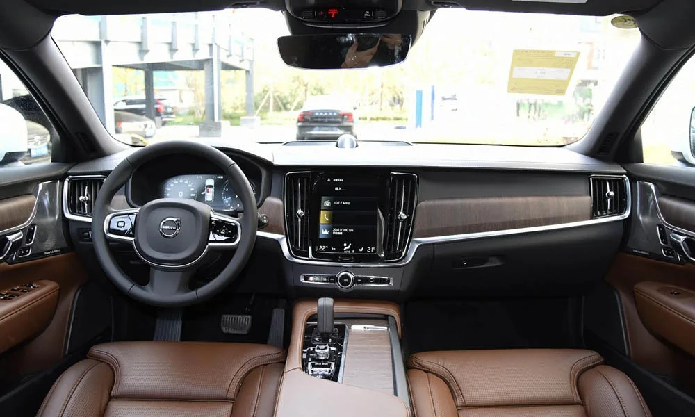 Фото Volvo V90 Cross Country — руль. Обшивка обода и компоновка спиц крупным планом. Клавиши на спицах управляют медиа, круизом и ассистентами — руки остаются на руле Volvo V90 Cross Country — руль