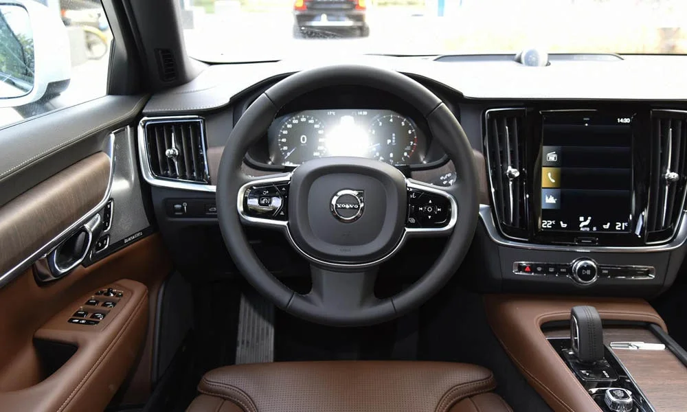 Фото Volvo V90 Cross Country — руль, фото 2. Обшивка обода и компоновка спиц крупным планом. Клавиши на спицах управляют медиа, круизом и ассистентами — руки остаются на руле Volvo V90 Cross Country — руль, фото 2