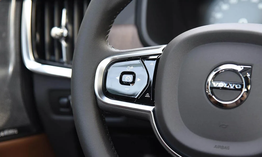 Фото Volvo V90 Cross Country — руль, фото 3. Обшивка обода и компоновка спиц крупным планом. Клавиши на спицах управляют медиа, круизом и ассистентами — руки остаются на руле Volvo V90 Cross Country — руль, фото 3