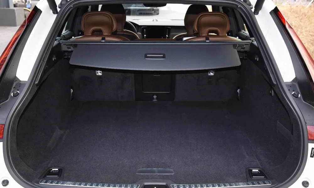 Фото Volvo V90 Cross Country — багажник. Грузовой отсек с открытой дверью: погрузочная высота и ширина проёма. Под полом обычно размещены органайзер, докатка или ремкомплект Volvo V90 Cross Country — багажник